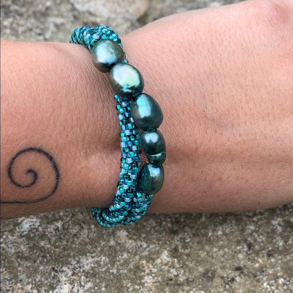 Seed bead and pearl crocheted bracelet - Picture 3 of 5